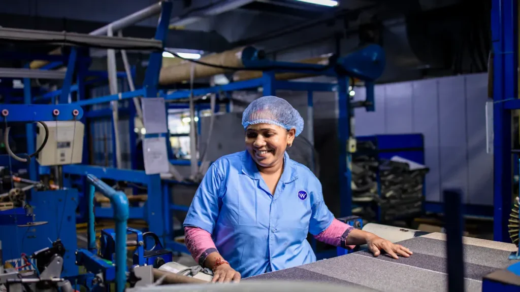 Inside the Factory: How We Ensure 100% Cuticle Alignment: Visual proof of quality for salon owners.