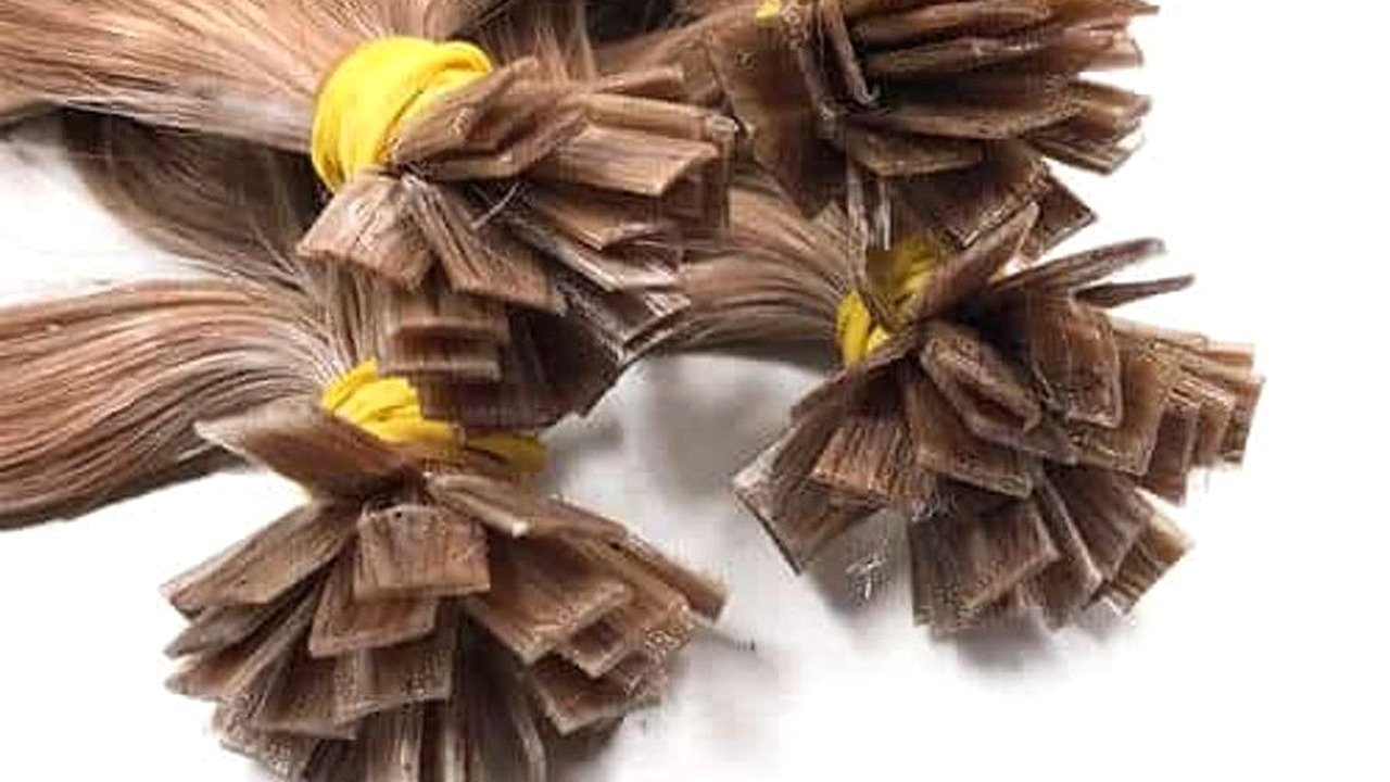 Close-up of flat tip Italian keratin plaques on Remy human hair extension strands for fusion wholesale QC